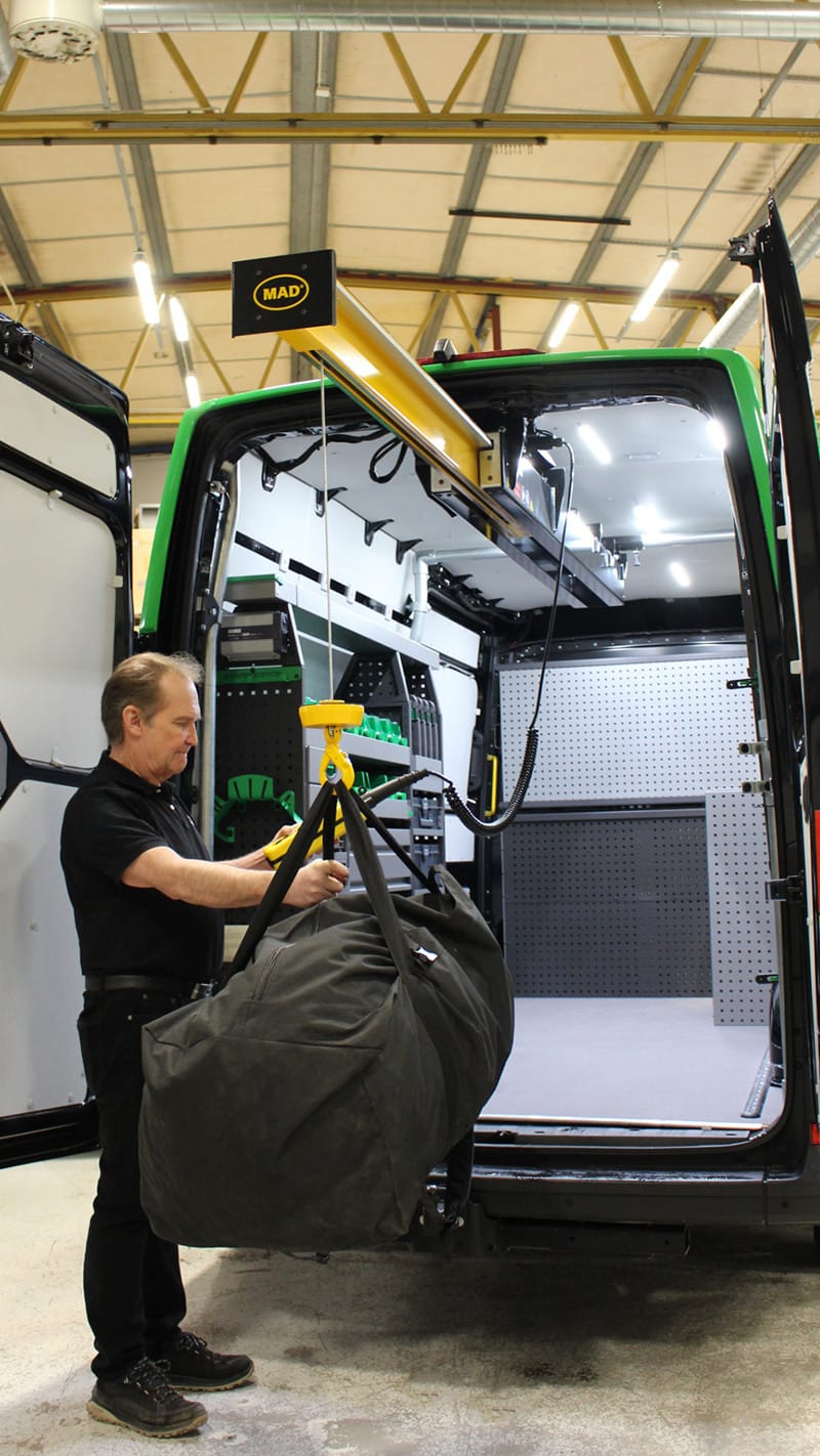 Edstrom_MAD-EasyLoad_20.jpg kran i en skåpbil från System Edström